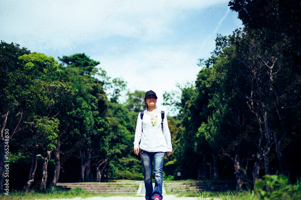 自然の中を歩く日本人女性