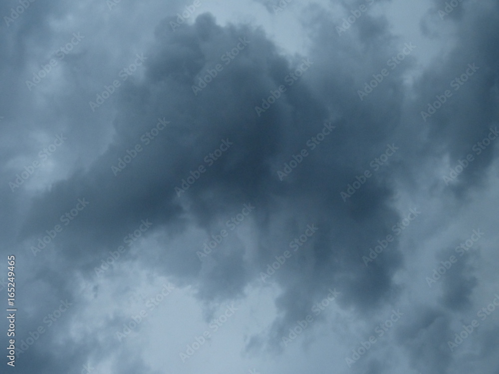 dunkelblaue storm wolken über ortenau lauf