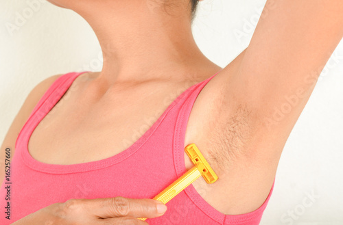 Hairy armpits and razor 