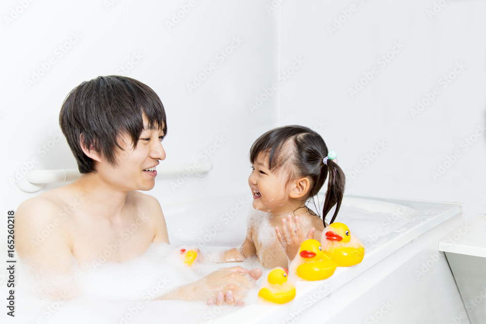 女の子 風呂 お父さんと一緒にお風呂に入る幼い女の子 Stock 写真 | Adobe Stock