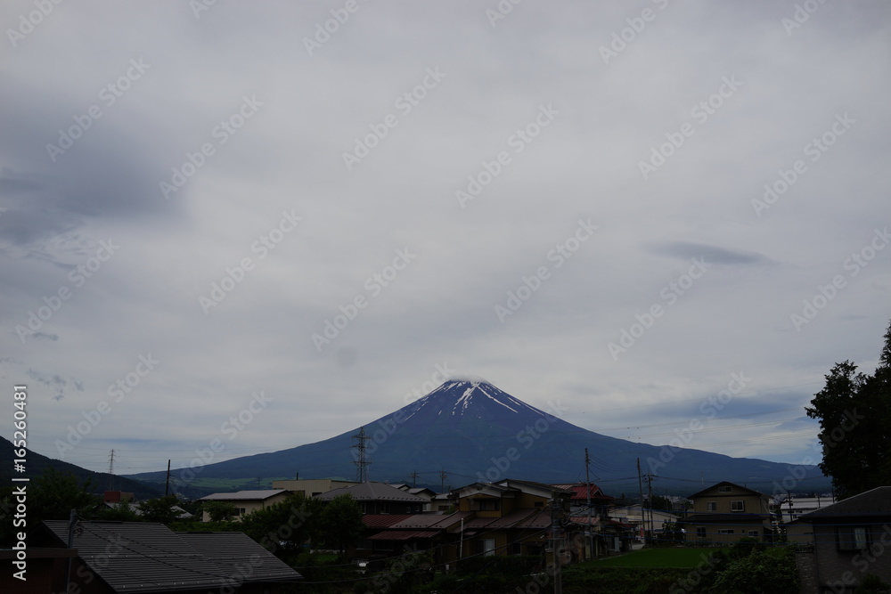 Fototapeta premium 富士山 曇り空 展望 