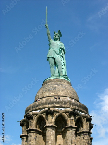 Denkmal von Hermann dem Cherusker, das Hermannsdenkmal, vor blauem Himmel im Sonnenschein in Hiddesen bei Detmold am Hermannsweg im Teutoburger Wald in Ostwestfalen-Lippe