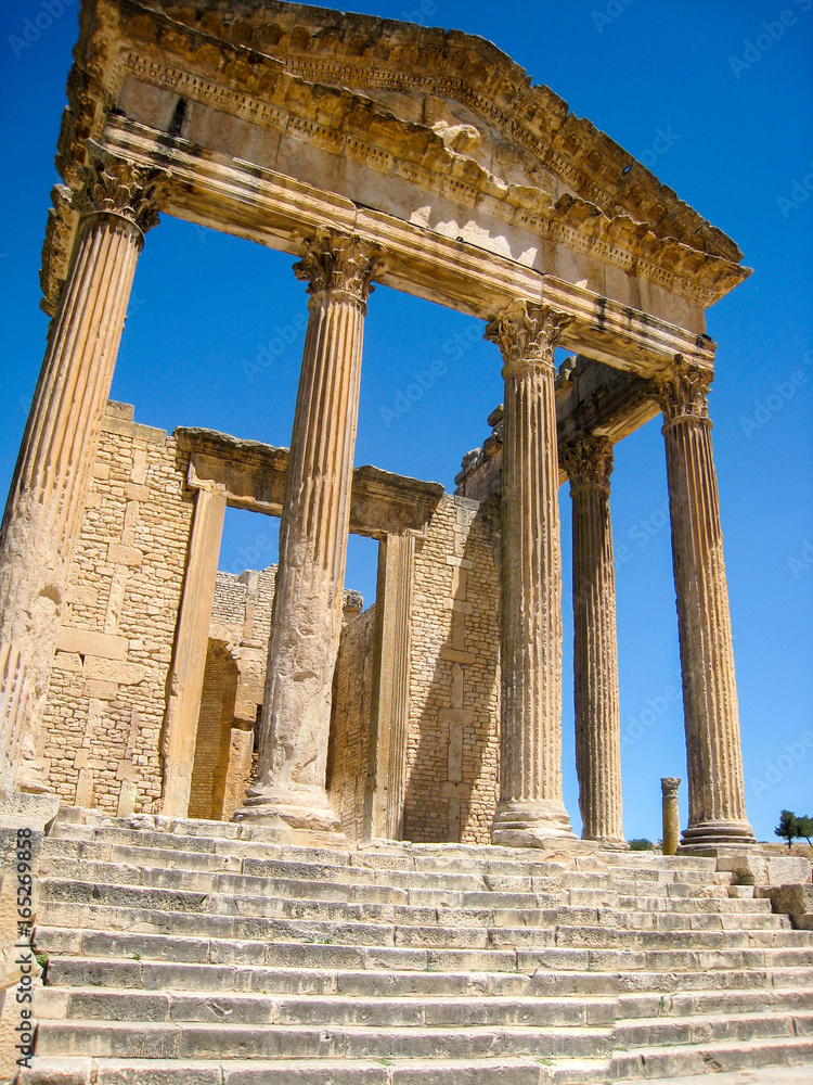 Obraz premium Ruins of an ancient settlement in the desert of Tunisia. The cultural heritage of North Africa