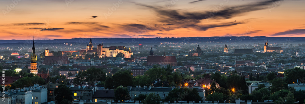Fototapeta Panorama Krakowa z Kopca Krakusa, Polska krajobraz podczas zachodu słońca.