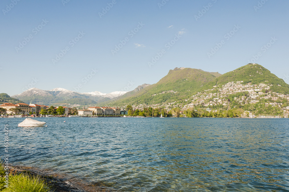 Fototapeta premium Lugano, Stadt, Altstadt, Luganersee, See, Seeufer, Uferweg, Schifffahrt, Motorboot, Monte Brè, Ausflugsberg, Frühling, Sommer, Tessin, Schweiz