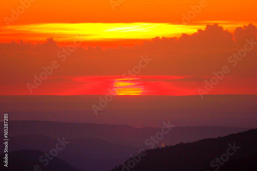 coucher de soleil sur les montagnes vosgiennes © Arnaud