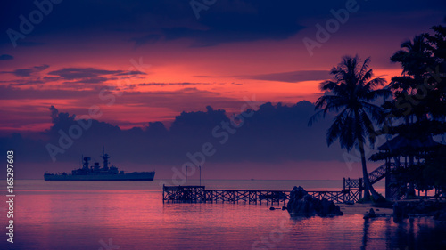 Fotografie war ship sunset, Beautiful sunset on the beach, Sunset lake landscape