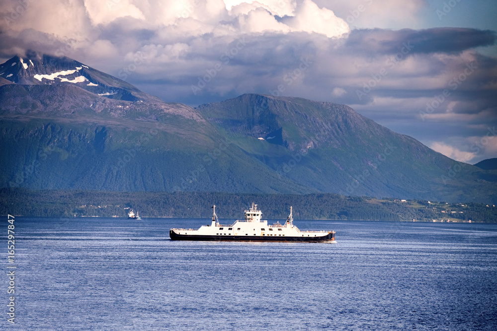 Schiffe in den Weiten einer majestätischen norwegischen Fjord Landschaft - dramatische Bewölkung