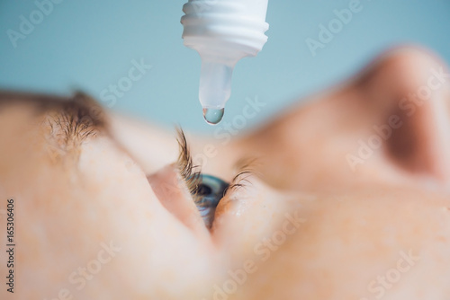 Canvas-taulu Closeup of eyedropper putting liquid into open eye
