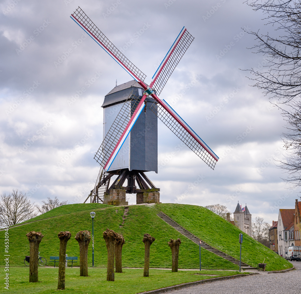 Naklejka premium Windmühle vor grauen Wolken in Brügge, Belgien