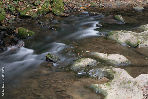 Wasserlauf mit Steinen
