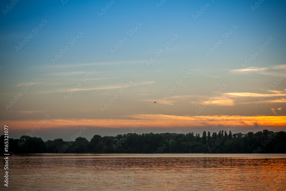 Obraz premium beautiful majestic sunset on the background of the river bank with no people in Dnipro Kiev Ukraine