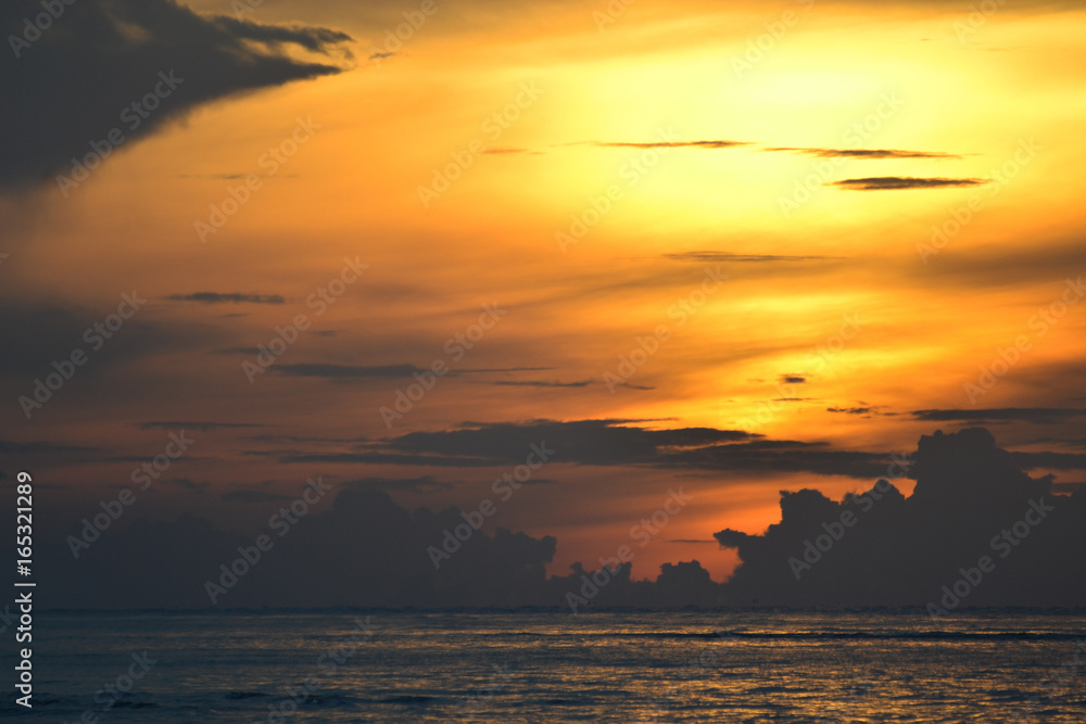 The sun began to rise from the sea in the morning. The sun began to rise from the sea in the morning.