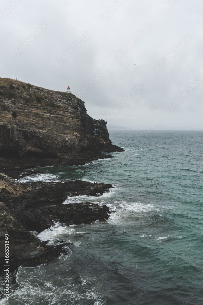 Obraz premium Leuchturm an der Steilküste