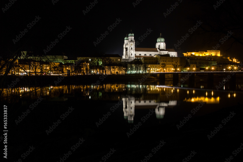 Dom Sankt Stephan spiegelt sich im Wasser, Passau
