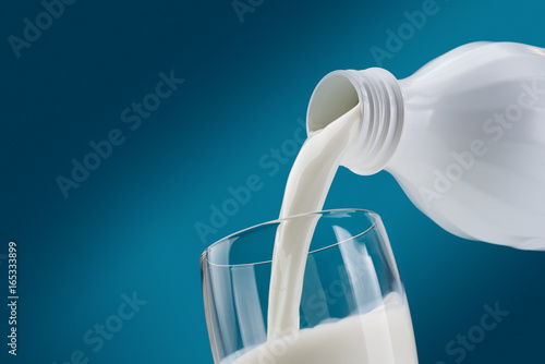 Obraz na płótnie Pouring fresh milk into a glass