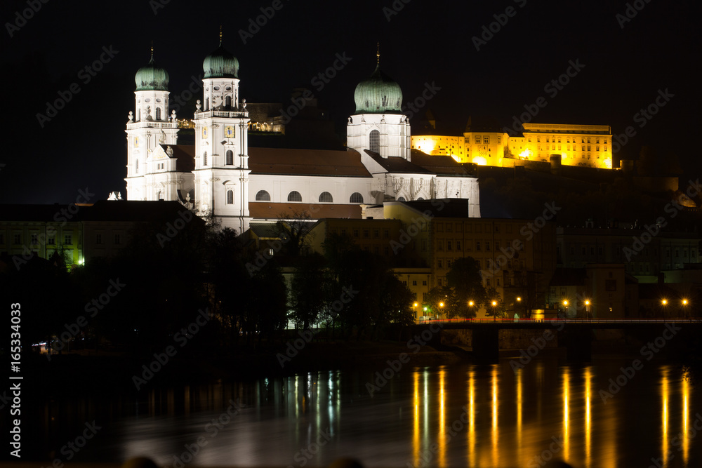 Sankt Stephan Dom Nachts beleuchtet mit Blick auf die Marienbrücke, Passau