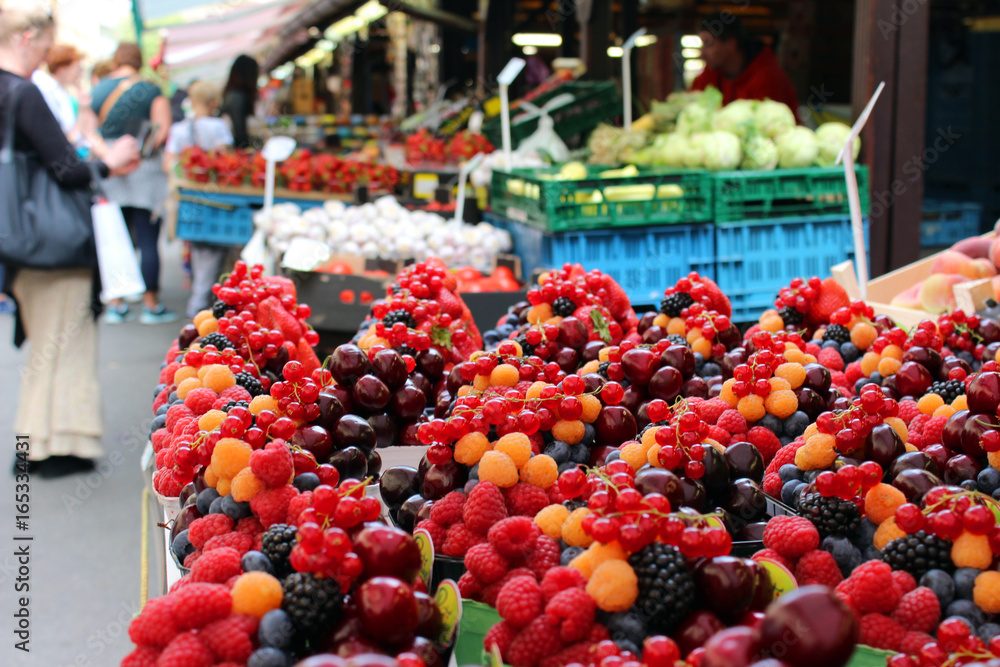 Fruits sur un étalage du marché traditionnel de Prague