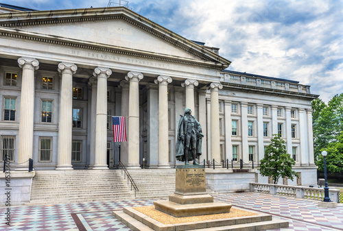 Obraz na płótnie Albert Gallatin Statue US Flag US Treasury Department Washington DC w salonie