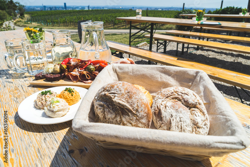 Typisch österreichische Mahlzeit beim Heurigen