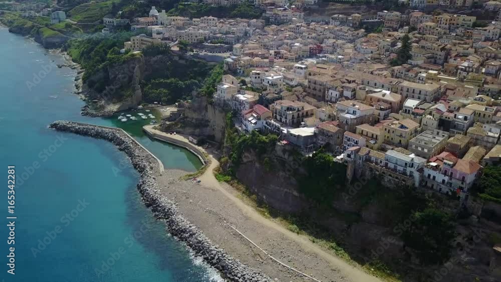 Vista aerea di Pizzo Calabro, molo, castello, Calabria, turismo Italia. Vista panoramica della cittadina vista dal mare. Case sulla roccia. Sulla scogliera si staglia il castello aragonese Vista aerea di Pizzo Calabro, molo, castello, Calabria, turismo Italia. Vista panoramica della cittadina vista dal mare. Case sulla roccia. Sulla scogliera si staglia il castello aragonese