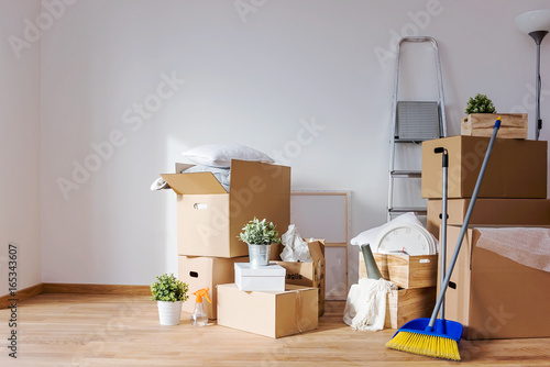Foto Room full of box containers and stuff for cleaning