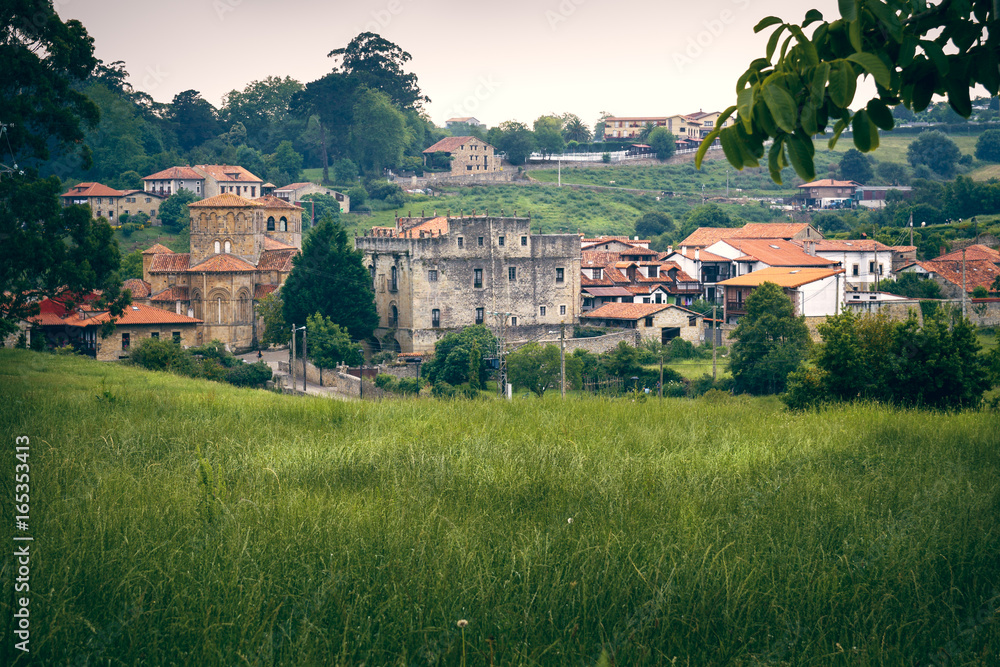 Obraz premium Pueblo pintoresco y medieval en Santillana de Mar, Cantabria, España