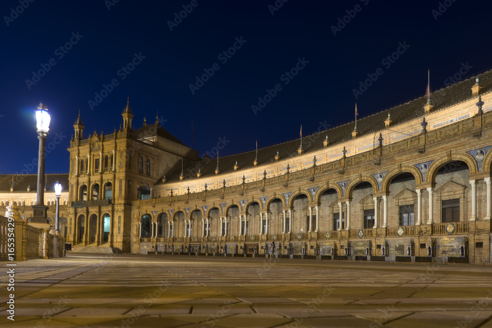 plaza de España de la ciudad de Sevilla con iluminación nocturna