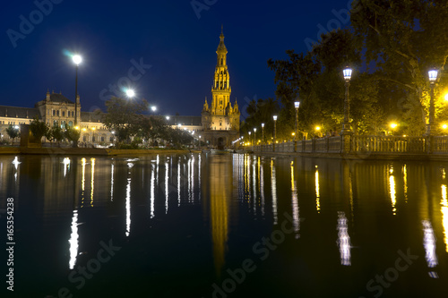 plaza de Espa  a de la ciudad de Sevilla con iluminaci  n nocturna