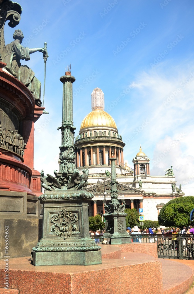 Saint-Pétersbourg : Cathédrale de Saint Isaac et Statue de Nicolas I (Russie)