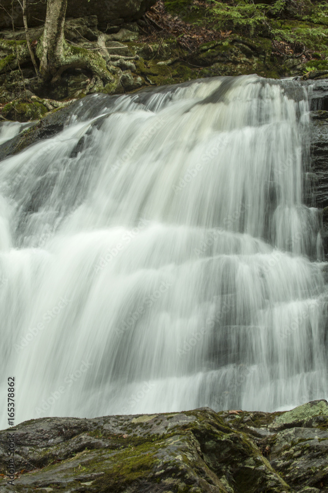 Fototapeta premium Carpenter's Falls in the McLean Game Refuge in Granby, Connecticut.