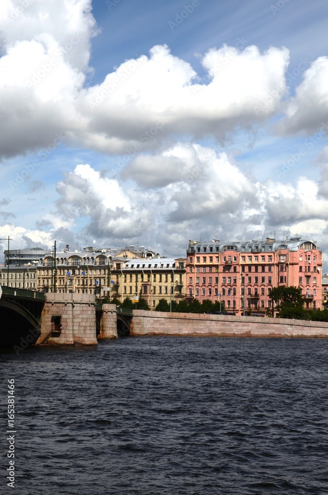 Saint-Pétersbourg : Neva- Pont de la Bourse (Russie)
