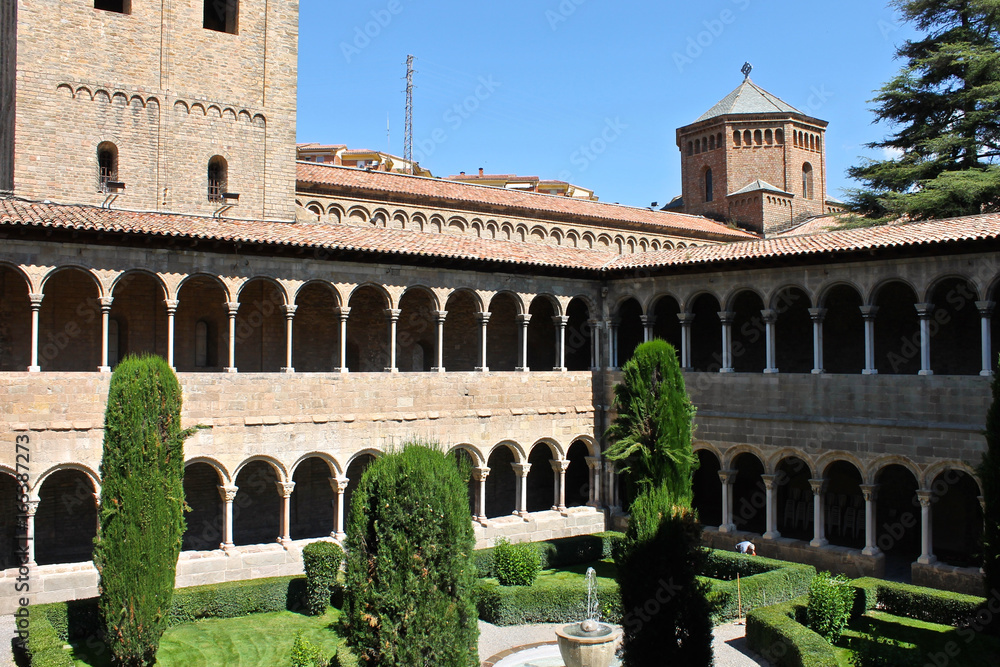 Obraz premium The cloister of the Monastery of Saint Mary in Ripoll, Catalonia, Spain