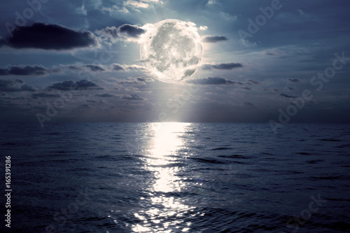 anochece en el mar con la luna y el cielo