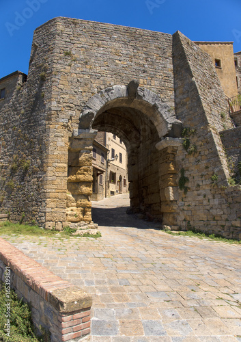Porta all  Arco  one of city s gateways  is the most famous Etruscan architectural monument in Volterra  Italy