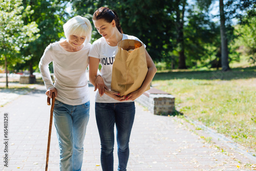 Foto Incredible woman assisting elderly lady with her everyday routine