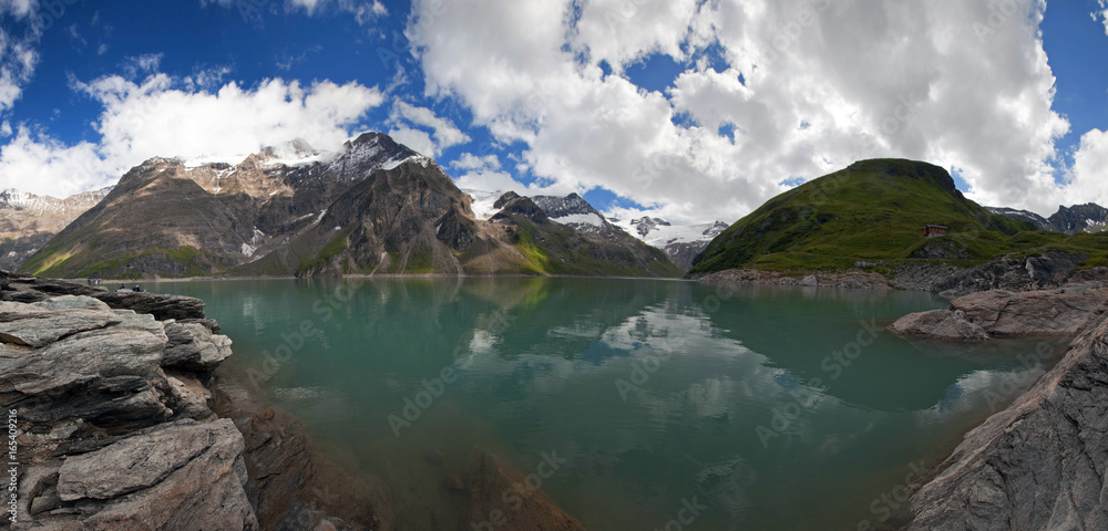 Der Mooserboden Stausee mit dunkle Wolken Der Mooserboden Stausee mit dunkle Wolken