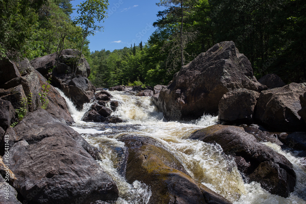 Obraz premium Water cascade with big rocks
