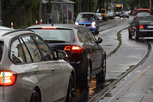 Straßenverkehr im Regen © gameboyfoto