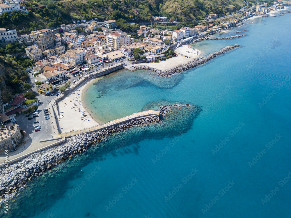 Vista aerea di Pizzo Calabro, Calabria, Italia. Case sulla roccia, porto e molo con barche ormeggiate.