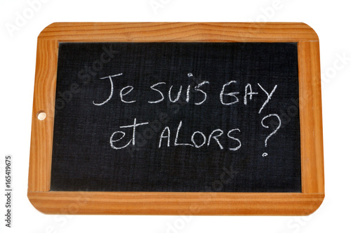 Ardoise sur laquelle est écrit je suis gay et alors