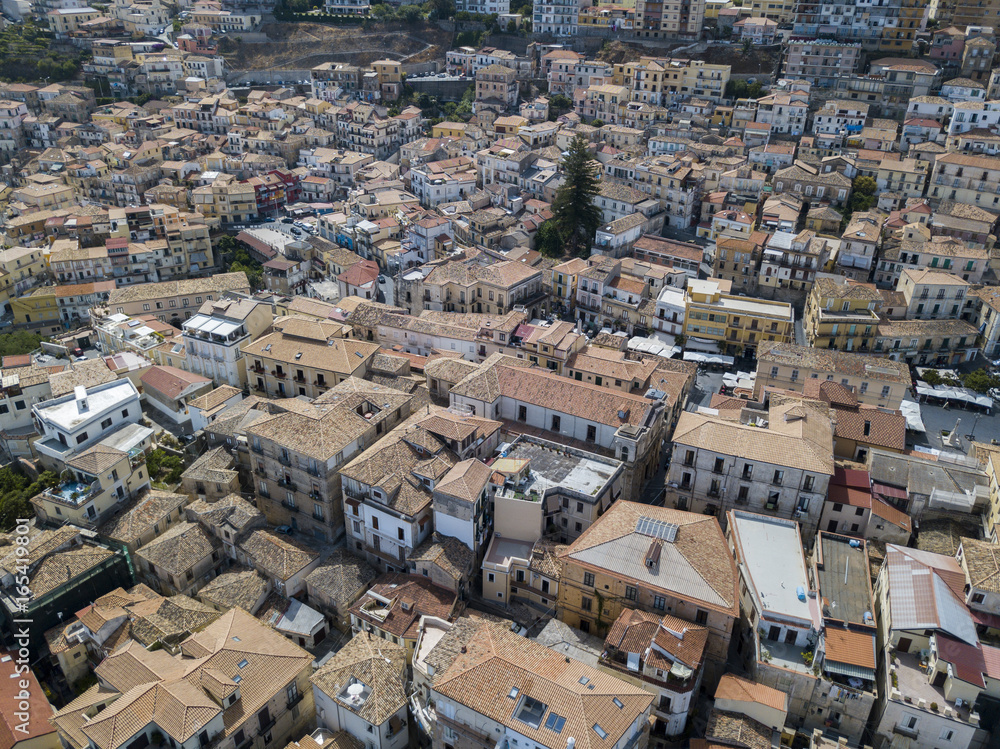 Vista aerea di Pizzo Calabro, Calabria, Italia. Case sulla roccia viste dal mare.
