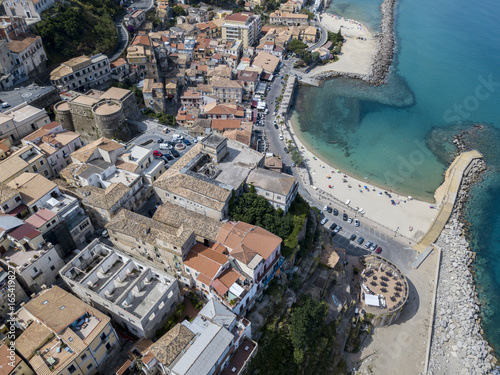 Vista aerea di Pizzo Calabro, molo, castello, Calabria, turismo Italia. Vista panoramica dal mare. Case sulla roccia. Sulla scogliera si staglia il castello aragonese