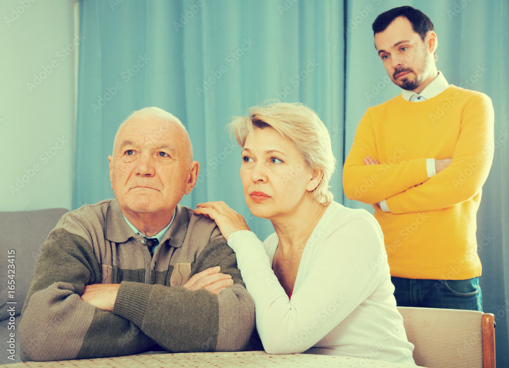Obraz premium Man seriously talking with family