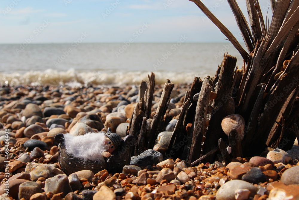 kleines Vikingerbaby am Strand von Normans Bay in East Sussex England