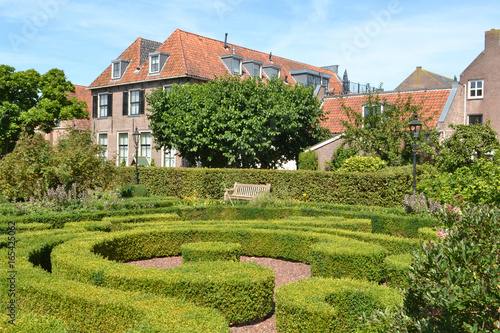 deftige woning in een stadstuin van formele taxushaagjes  photo