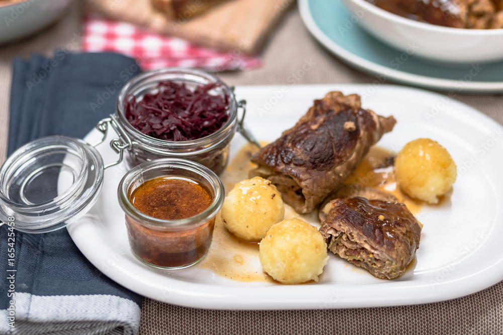 Rinderroulade nach Hausmannsart mit Rotkohl und Kartoffelklößen. Photos ...