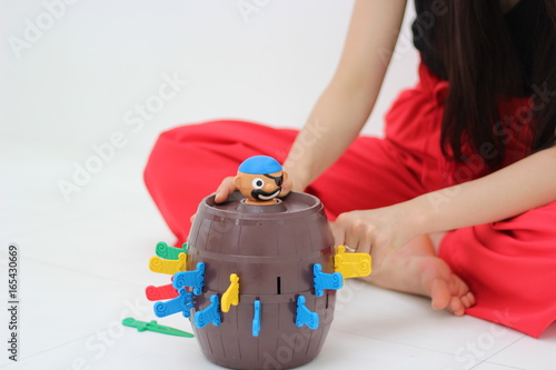 黒ひげ危機一髪 おもちゃで遊ぶ女性 Stock 写真 Adobe Stock