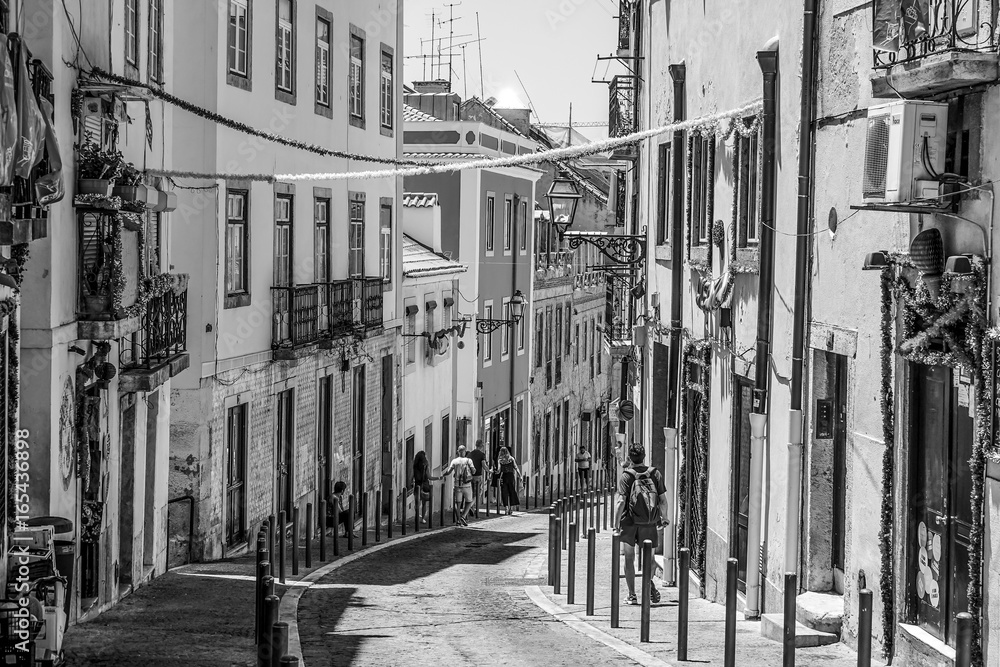Naklejka premium Udekorowane uliczki na wzgórzu Alfama w Lizbonie - LIZBONA / PORTUGALIA - 17 CZERWCA 2017