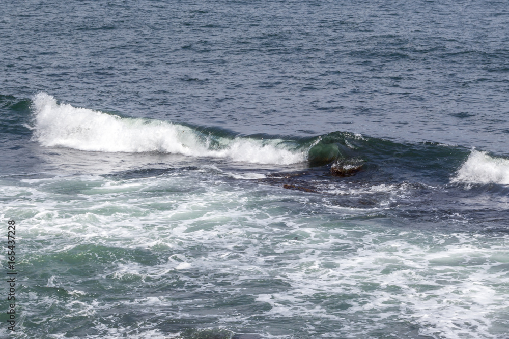 Fototapeta premium Ocean wave curling in Beavertail Rhode Island